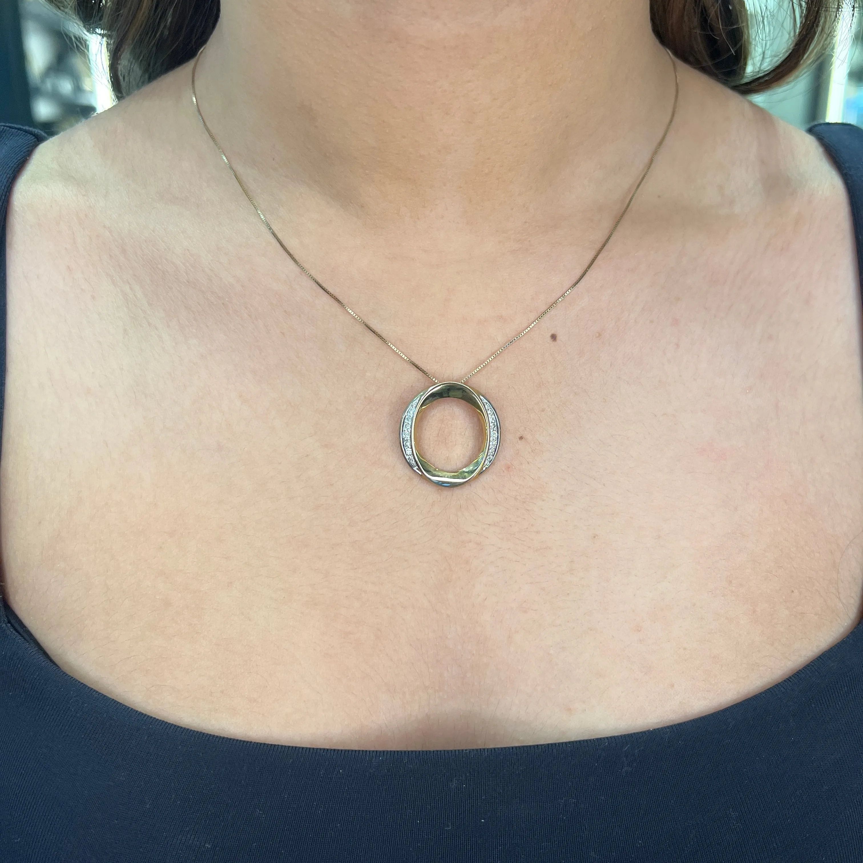 10K Yellow Gold Diamond (0.228ct) Circle Pendant