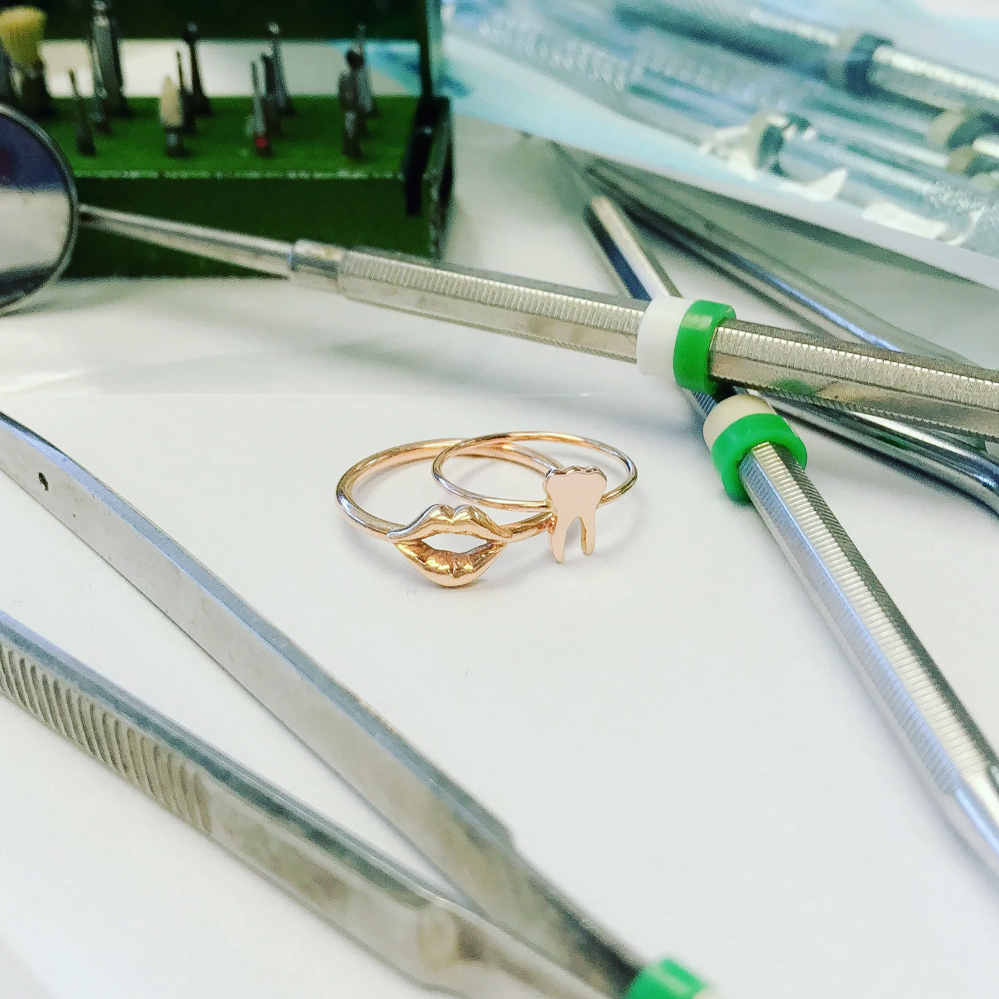 14K Gold Lip Pout Kiss Ring