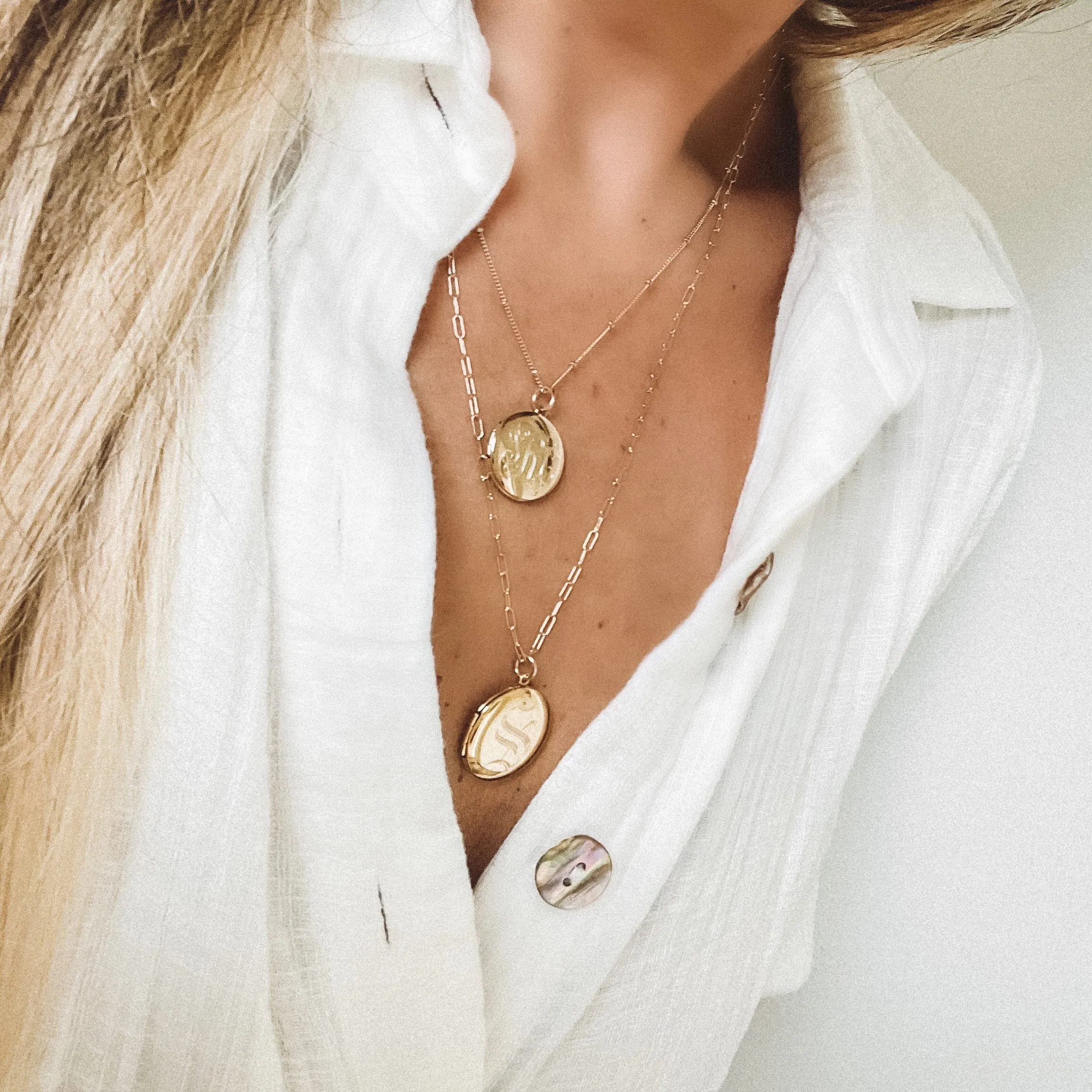 CHARLI ROUND ENGRAVED LOCKET