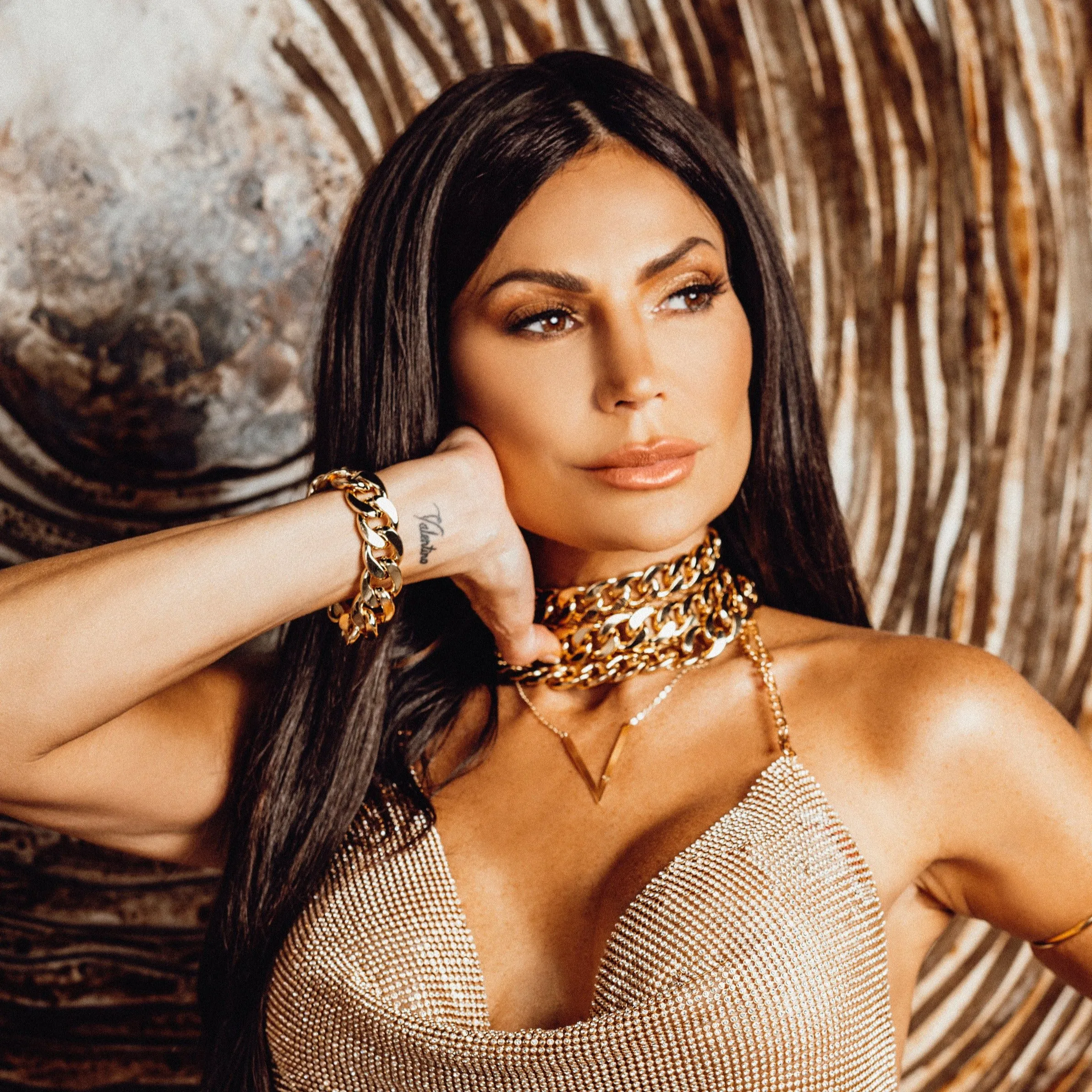V NECKLACE
